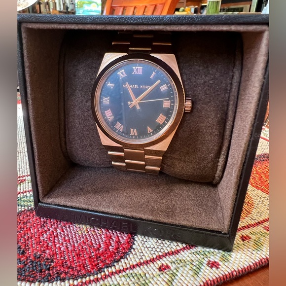 Michael Kors unisex rose gold watch - Picture 4 of 5